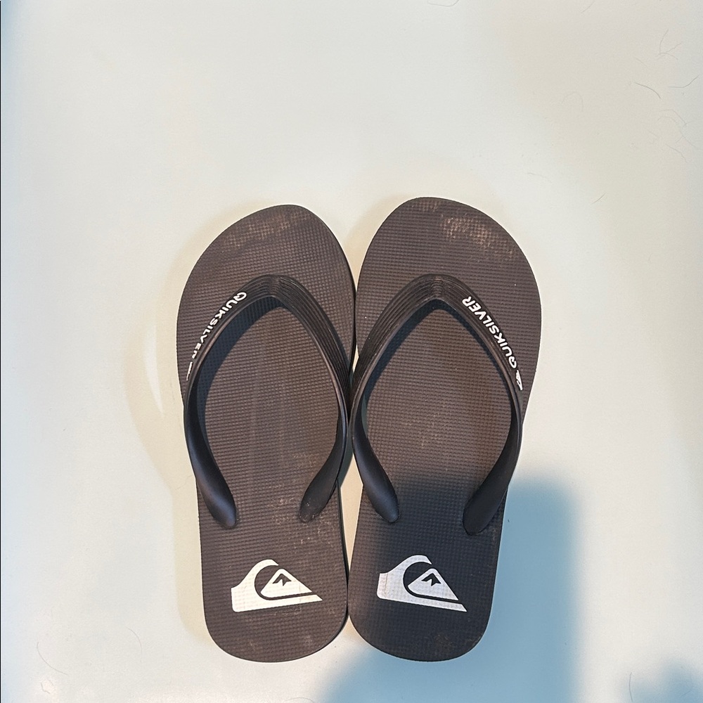 Quiksilver Black Flip Flops (Big Boys Size 4)